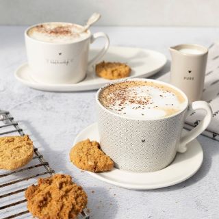 Objevte krásné hrnečky Bastion Collections 🖤. Okouzlující kameninové nádobí s jednoduchými motivy a dekoracemi v jemných...